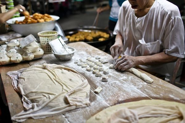 Một người bán bánh rán ở đường phố Pratunam, Thái Lan được 25 năm. (Ảnh: Thanh Lai).